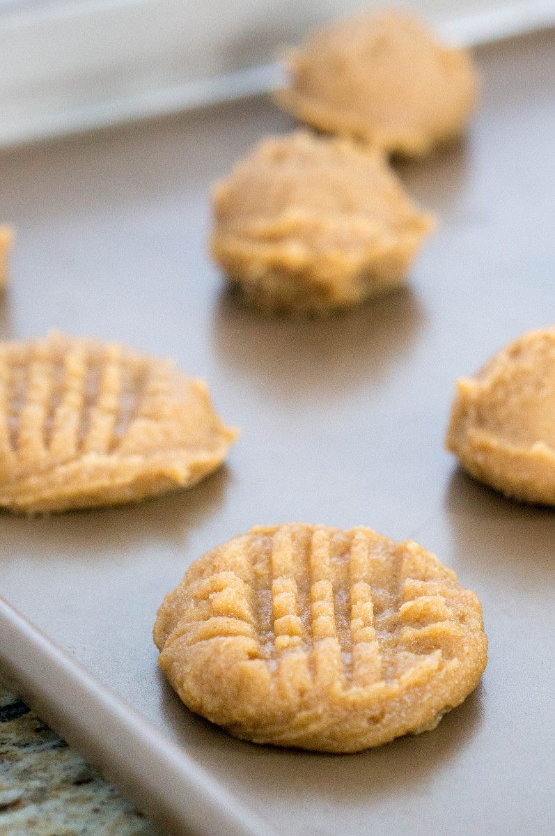 4-Ingredient Peanut Butter Cookies ~ Simple Sweet Recipes