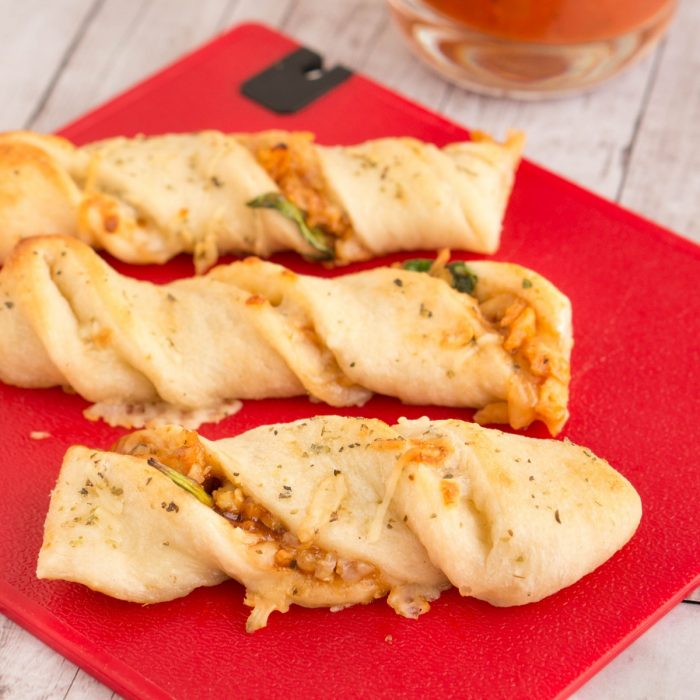 This Barbecue Chicken Pizza Twists recipe is easy to make from home and tastes great, too! It brings a fun twist to the dinner routine. These pizza bites are perfect as an appetizer, too.
