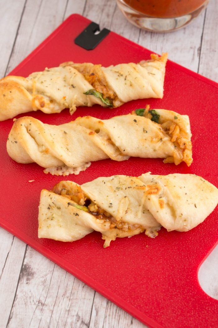 This Barbecue Chicken Pizza Twists recipe is easy to make from home and tastes great, too! It brings a fun twist to the dinner routine. These pizza bites are perfect as an appetizer, too.