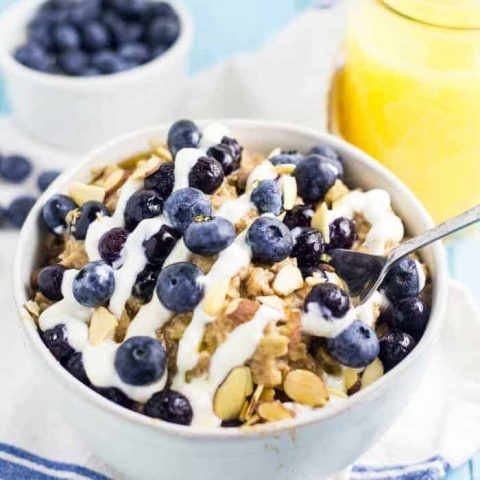 Blueberry pie oatmeal - a yummy, fast, easy and filling breakfast recipe!