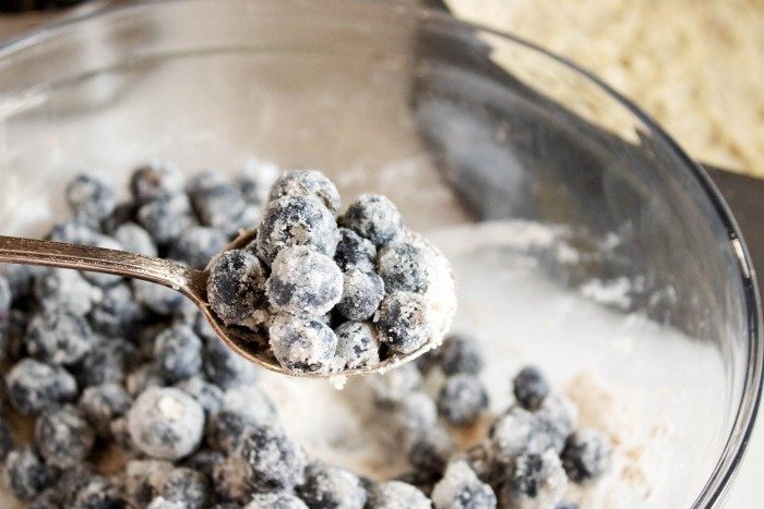 How to keep blueberry batter from turning colors